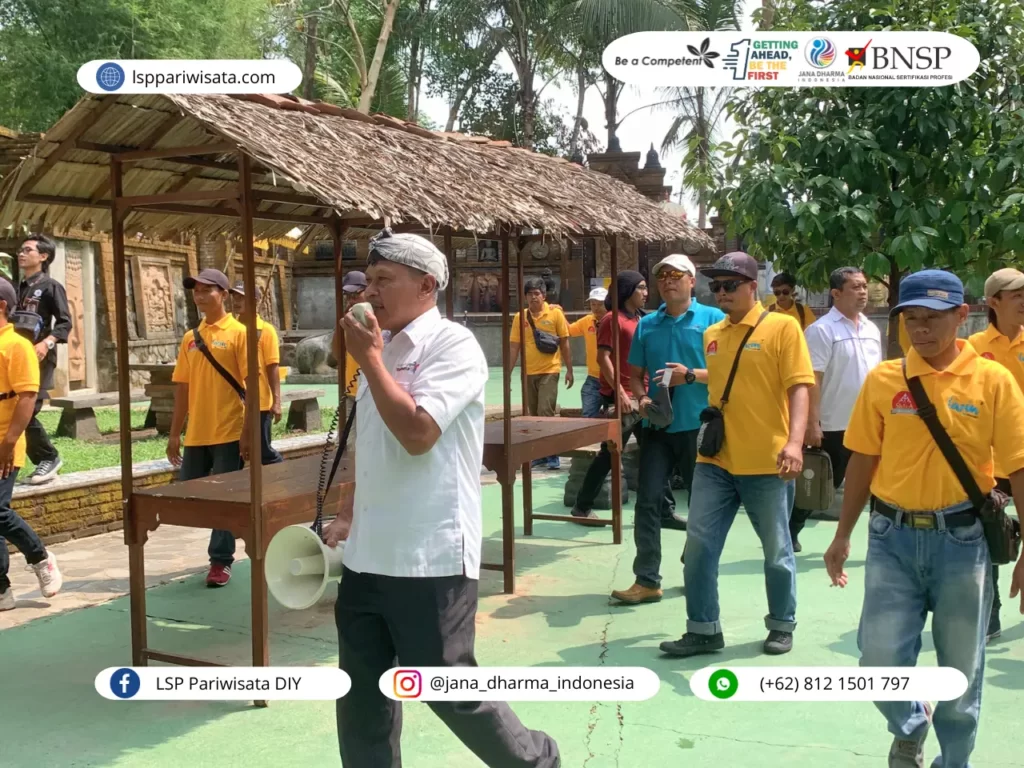 Seorang travel consultant atau konsultan perjalanan yang sedang memandu wisata outbound perusahaan