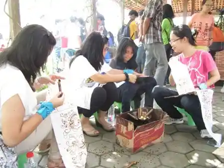 wisata budaya jogja belajar membatik di kampung giriloyo